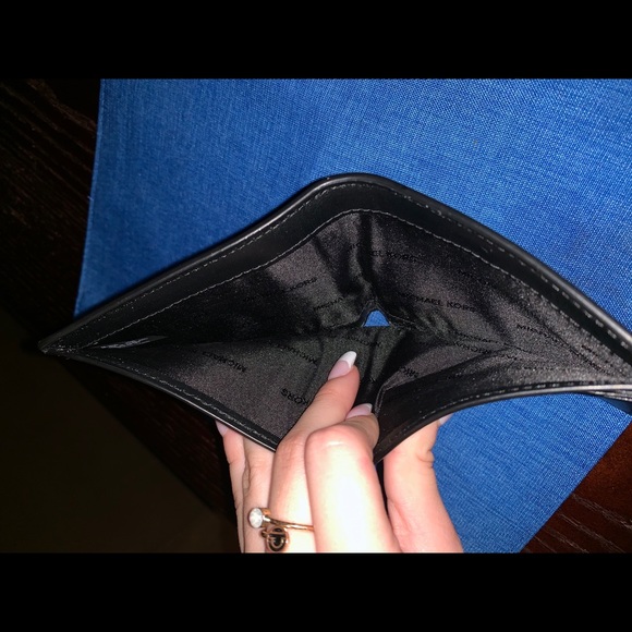 Michael Kors wallet - Picture 4 of 5